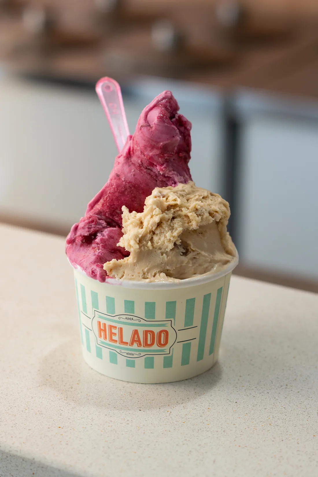 Helado frutal y cremoso servido en pote