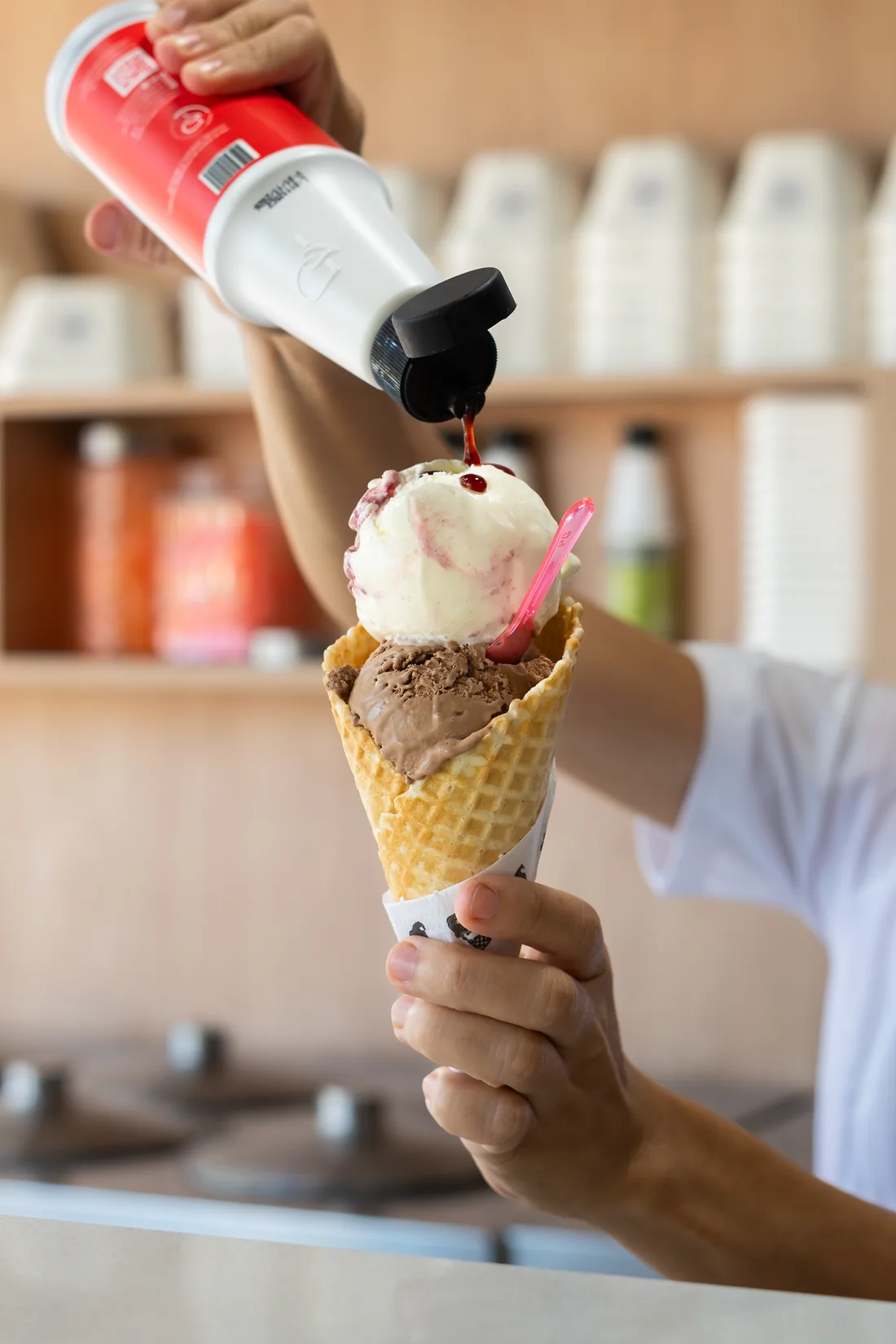 Cucurucho de helado Seiba servido con salsa