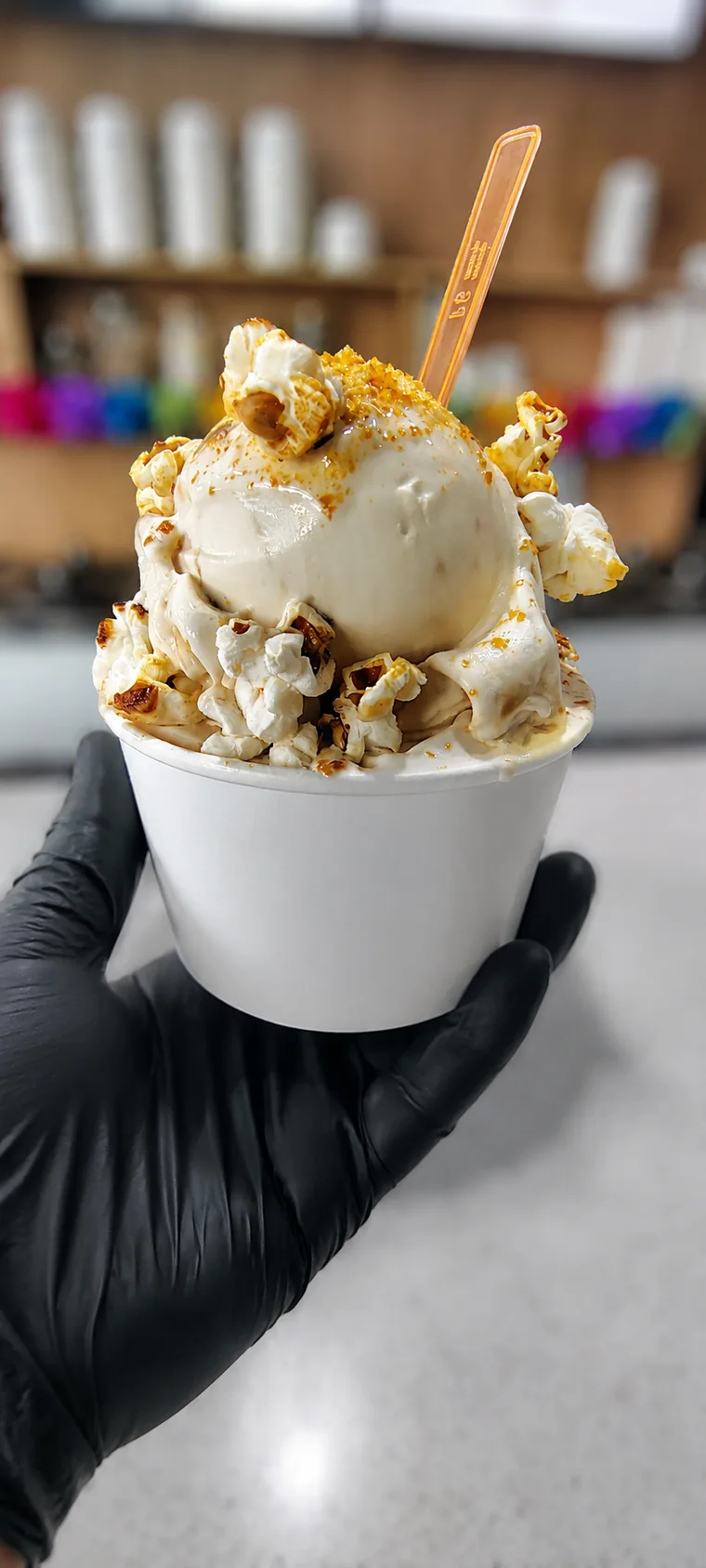 Helado de pochoclo servido a mano con caramelo