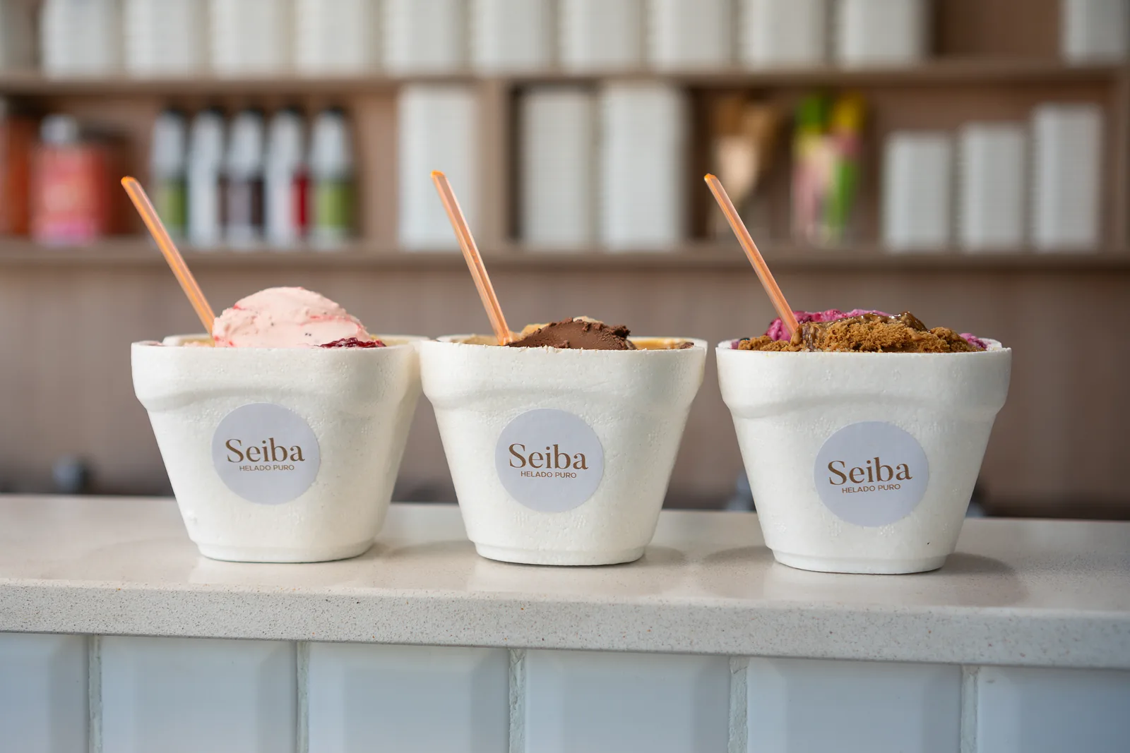 Potes de helado Seiba sobre el mostrador